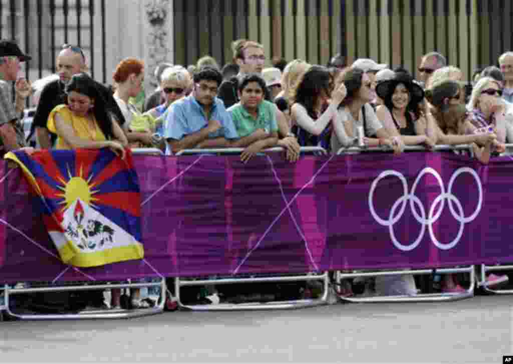 A Tibetan flag, left, is displayed by spectators during the women&#39;s 20-kilometer race walk, at the 2012 Summer Olympics, Saturday, Aug. 11, 2012, in London.