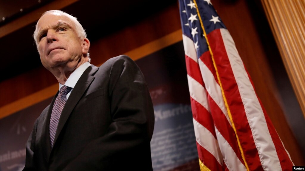 Senator republikan John McCain gjatÃ« njÃ« konference shtypi nÃ« Kapitol Hill, Uashington, mÃ« 27 korrik, 2017.