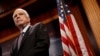 Le sénateur John McCain (R-Az.) Observe pendant une conférence de presse sa résistance à la soi-disant "abrogation maigre" de la Loi sur les soins abordables au Capitole, à Washington, le 27 juillet 2017.