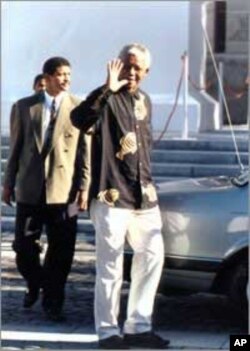 Nelson Mandela waves to supporters shortly before being inaugurated as South Africa’s first democratic president … He’s wearing his very first ‘Madiba shirt,’ given to him by Cape Town fashion designer Desre Buirski