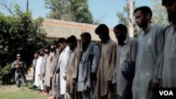 تعدادی از اعضای دولت اسلامی که به چنگ نیروهای امنیتی افغانستان در ننگرهار افتاده اند