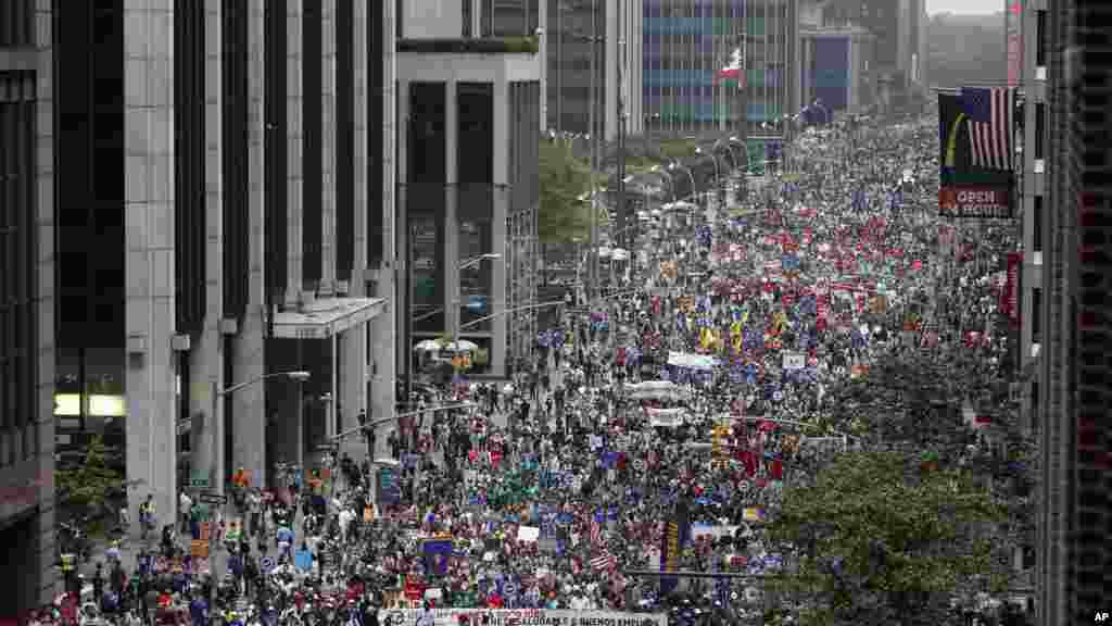 Para demonstran berbaris di Sixth Avenue dalam Pawai Iklim Rakyat di New York (21/9).&nbsp;(AP/Jason DeCrow) 