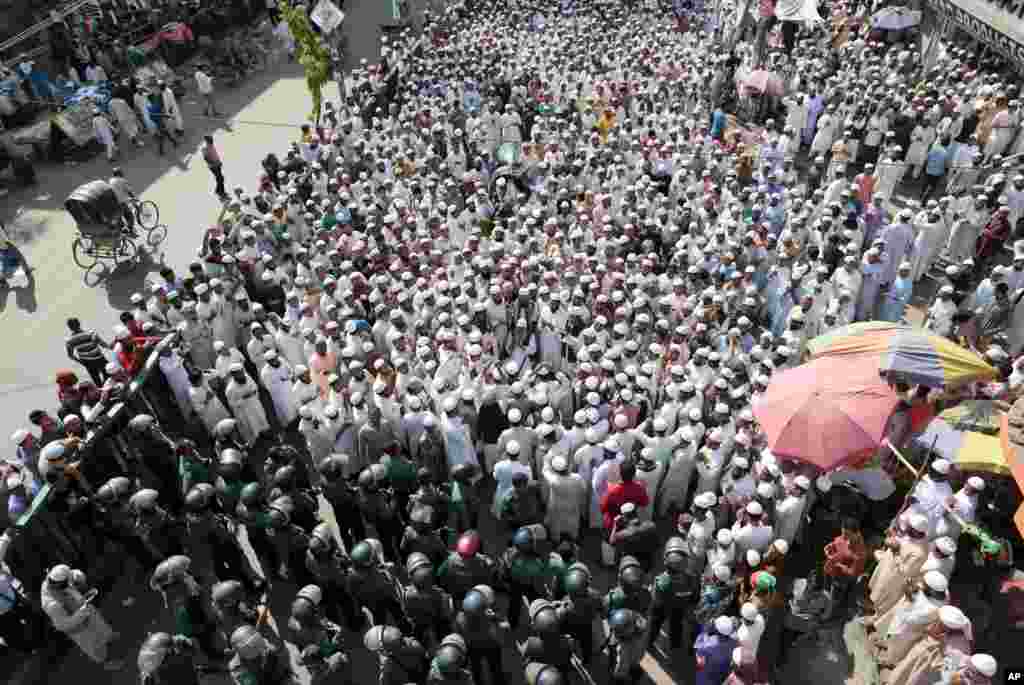 تظاهرات هزاران حامیان گروه حفاظت اسلام در بنگلادش بخاطر مجسمه بانوی عدالت مقابل دیوان عالی این کشور. مسلمانان تندرو می گویند این نماد بت پرستی است و خلاف باورهای اسلامی آنها.