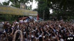 Аун Сан Су Чжи выступает перед своими сторонниками сразу после освобождения из-под домашнего ареста.