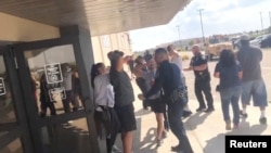 Эвакуация посетителей кинотеатра "Синерджи" в городе Одесса, штат Техас. 31 августа 2019