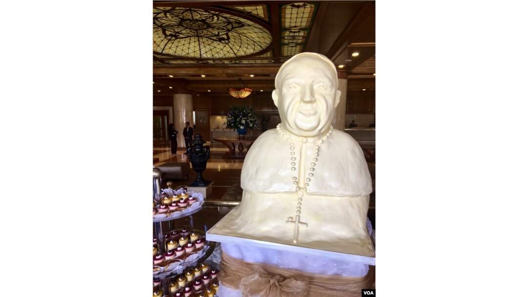 La chef Amparo Parra creó la imagen del papa Francisco en margarina.