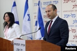 FILE - Israeli Education Minister Naftali Bennett, right, and Justice Minister Ayelet Shaked, from the Jewish Home party, deliver statements in Tel Aviv, Dec. 29, 2018.
