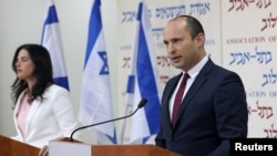 Le ministre israélien de l'Education, Naftali Bennett, à droite, et le ministre de la Justice, Ayelet Shaked, du parti Jewish Home, font des déclarations à Tel Aviv, le 29 décembre 2018.