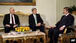 Egyptian Foreign Minister Kamel Amr, left, sits with U.S. Secretary of State John Kerry, center, and Egyptian President Mohamed Morsi during their meeting at the Presidential Palace in Cairo, Egypt, March 3, 2013.
