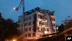 Kebakaran Hotel Arpit Palace di kawasan Karol Bagh, New Delhi, India, 12 Februari 2019, menewaskan sedikitnya 17 orang. (Foto: Sivanand Chad via AP).