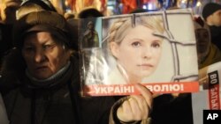 Para aktivis oposisi pendukung mantan PM Yulia Tymoshenko melakukan unjuk rasa memprotes pemilu Ukraina di ibukota Kiev, Senin (13/11).