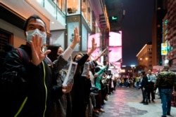 У новорічну ніч протестувальники в Гонконгу жестом показують, що вони мають 5 вимог до уряду