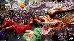 Tari Naga dan singa (barongsai) ikut memeriahkan perayaan Tahun Ular yang jatuh pada tanggal 10 Februari 2013 di Chinatown Binondo, Manila, Filipina (AP Photo/Bullit Marquez)