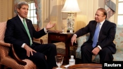 미국을 방문 중인 나와즈 샤리프 파키스탄 총리(오른쪽)가 지난 20일 워싱턴 국무부에서 존 케리 국무장관과 회담했다.