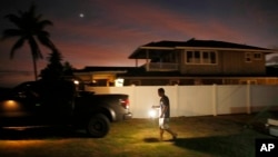 Jay Kitashima carga su camioneta desupués de asegurar su pequeña casa en preparación para el huracán Lane el miércoles, 22 de agosto de 2018, en Ewa Beach en Honolulu, Hawaii.