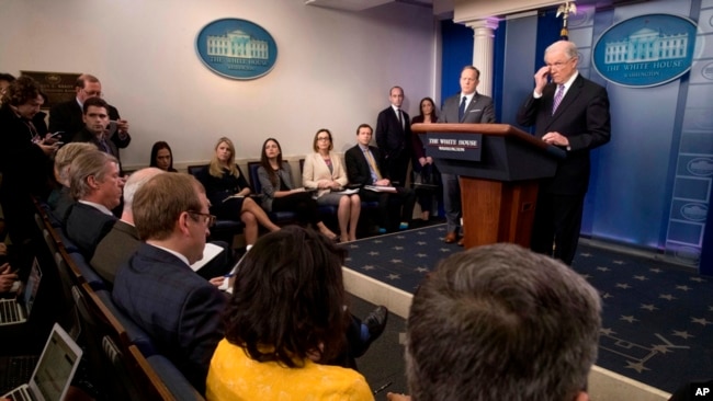 El Procurador General Jeff Sessions habla con los medios durante la rueda de prensa diaria en la Casa Blanca, el lunes 27 de marzo de 2017, en Washington.