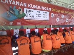 Sejumlah narapidana melakukan pembicaraan dengan fasilitas "video call" yang disediakan Rutan Cipinang, Jakarta. (courtesy: Rutan Cipinang)