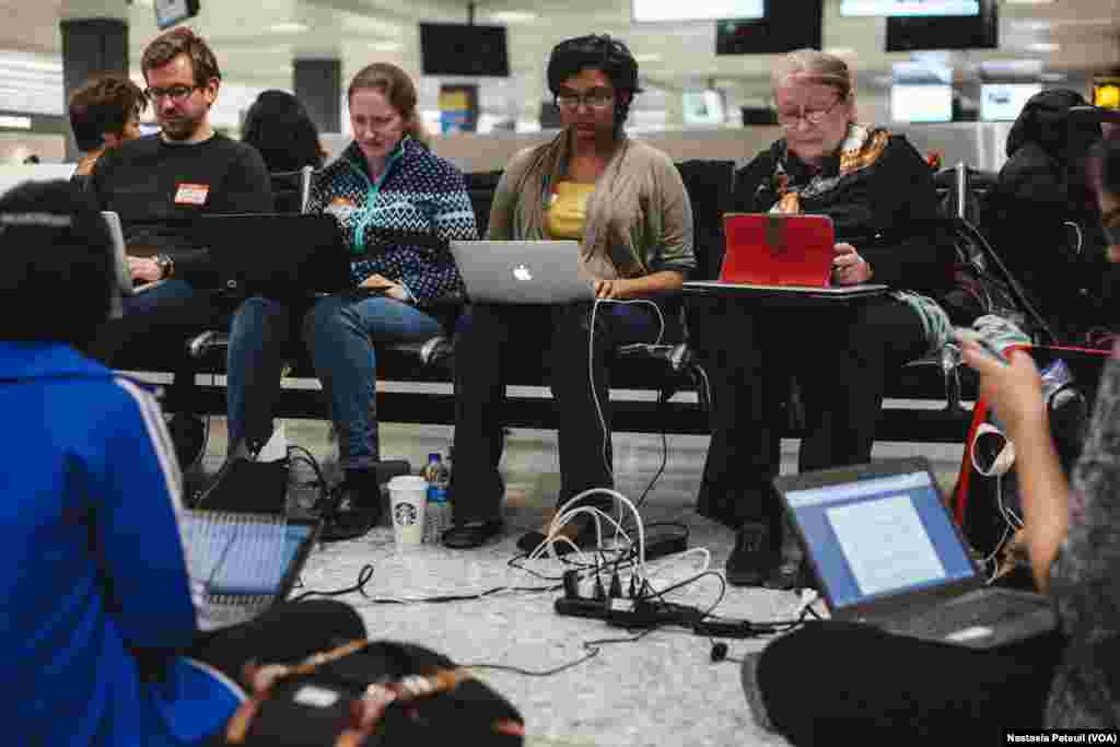 Les avocats travaillent à l'aéroport international de Washington DC, le 31 janvier 2017. (VOA/Nastasia Peteuil)