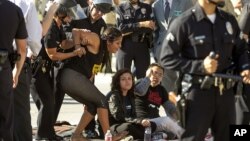 Policías de Los Angeles arrestan a Verónica Martínez, de 22 años, cuando protestaba frente a una cárcel del alguacil de Los Angeles, el 6 de septiembre de 2012.