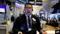 El especialista Michael Capolino trabaja en el piso de la Bolsa de Valores de Nueva York, el jueves 15 de agosto de 2019.(AP/Richard Drew)