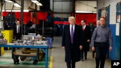 Presiden Donald Trump saat mengunjungi Sheffer Corporation di Blue Ash, Ohio, untuk mempromosikan kebijakan pajaknya, 5 Februari 2018.