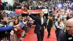 Democratic presidential hopeful Sen. Barack Obama, D-Ill., waves to the crowd as he arrives at a rally Monday, Feb. 18, 2008, in Youngstown, Ohio. (AP Photo/Rick Bowmer)