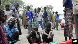 Somali children wait for relief food