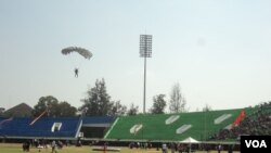 Peserta kejuaraan dunia terjun payung militer berlatih di stadion Manahan, Solo, Kamis, 18 September 2014 (Foto: VOA/Yudha)