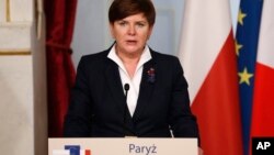la Première ministre polonaise, la conservatrice Beata Szydlo, lors d'une conférence de presse à Paris, France, 3 février 2016.