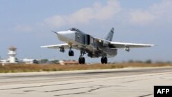 ເຮຶອບິນຖີ້ມລະເບີດ ຣັດເຊຍ Sukhoi Su-24 ກຳລັງຂຶ້ນ ຈາກເດິ່ນບິນທະຫານທີ່ Hmeimim ທີ່ຊີເຣຍ.