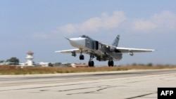 Máy bay Sukhoi Su-24 của Nga cất cánh từ căn cứ không quân Hmeimim ở tỉnh Latakia, Syria, 3/10/2015.