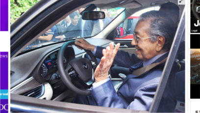 Thủ tướng Malaysia Mahathir Mohamad lái thử xe Vinfast tại khu công nghệ cao Hòa Lạc, Hà Nội, vào ngày 28/8/2019.