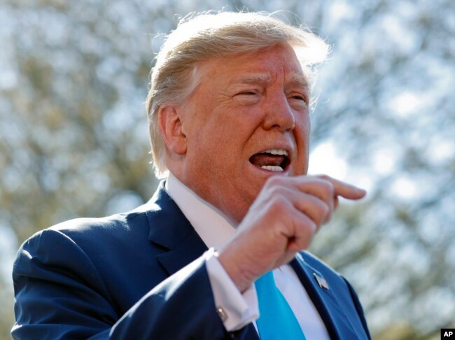 El presidente Donald Trump habla con periodistas antes de partir de la Casa Blanca para un evento político en San Antonio Texas. Abril 10, 2019.