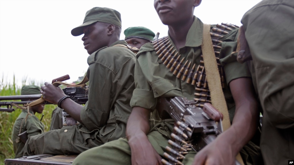 Des militaires congolais assis à bord d’un véhicule militaire dans la zone minière de Walikale, Nord-Kivu, 21 septembre 2010.