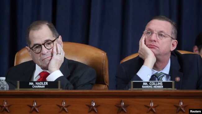 众议院情报委员会主席纳德勒(左)与委员会首席共和党成员柯林斯在弹劾调查听证会上听取证人作证。(2019年12月9日)