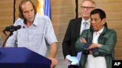 FILE - Norwegian hostage Kjartan Sekkingstad (left) delivers a statement after meeting Philippine President Rodrigo Duterte (right) in Davao City, Philippines, Sept. 18, 2016. Sekkingstad was freed after a year of captivity.