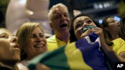 Una simpatizante del presidente electo de Brasil Jair Bolsonaro, llora de alegría tras el resultado de los comicios en Río de Janeiro, Brasil, el domingo 28 de octubre de 2018.