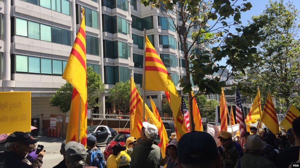 Đoàn biểu tình trước tòa lãnh sự Việt Nam tại San Francisco ngay2/6/18.