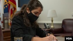 Помошничката на секретарот за одбрана на САД за меѓународни безбедносни прашања, Мара Карлин, потписот го стави во Вашингтон. Церемонијата се одржа онлајн.