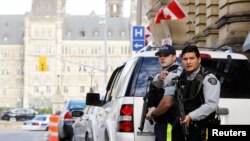 Polícia canadiana de guarda ao parlamento após tiroteio em Otava (22 Out 2014)
