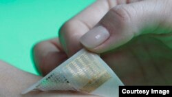Thiết bị theo dõi sức khỏe có thể đeo được các kỹ sư Triều Tiên khai triển và được mô tả trong tạp chí Nature Nanotechnology trông giống như một băng dính nhỏ với các mạng dây kim loại nano và các chất liệu khác ở dưới đáy, gần với da.