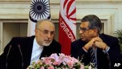 Indian FM S.M.Krishna, right, talks with his Iranian counterpart Ali Akbar Salehi during a joint press conference in New Delhi, India, May 31, 2012. 