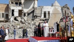 Paus Fransiskus berdoa di reruntuhan gereja yang dihancurkan oleh ISIS, gereja Hosh al-Bieaa di Mosul, di Irak utara hari Minggu (7/3). 