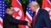 Ông Kim Jong Un bắt tay ông Trump trong cuộc gặp thượng đỉnh ở Singapore giữa năm ngoái.