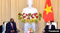 Menteri Pertahanan AS Lloyd Austin (kiri) di Hanoi, Vietnam, 29 Juli 2021. (Foto: US Embassy Hanoi)