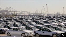 Des automobiles importées par le Japon, alignées sur un terminal du port de Los Angeles, le 16 janvier 2013. 