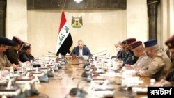 Perdana Menteri Irak Mustafa al-Kadhemi (tengah) bertemu dengan sejumlah pimpinan keamanan Irak setelah percobaan pembunuhan terjadi padanya di kediamannya di Baghdad, Irak, pada 7 November 2021. (Foto: Iraqi Prime Minister Media Office/Handout via Reuters)