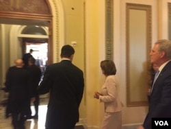 House Majority Leader, Republican Paul Ryan (center) walks with House Minority Leader, Democrat Nancy Pelosi (right) into House of Representatives chamber for new member swearing in ceremony, Jan. 3, 2017. (Photo: K. Gypson / VOA)