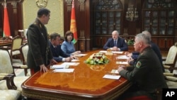 Александр Лукашенко слушает Валерия Вакульчика во время заседания Совета Безопасности. Минск. Беларусь, 29 июля 2020