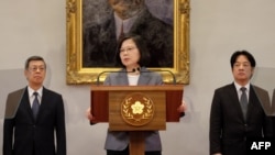 台湾总统蔡英文2018年8月21日在台北总统府的新闻发布会上讲话，副总统陈建仁（左）和行政院长赖清德在场。